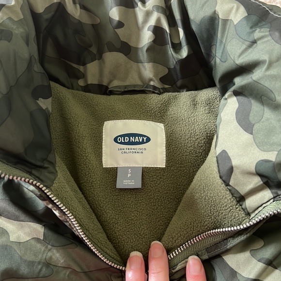Old Navy camo fleece lined puffer vest. - Picture 2 of 4